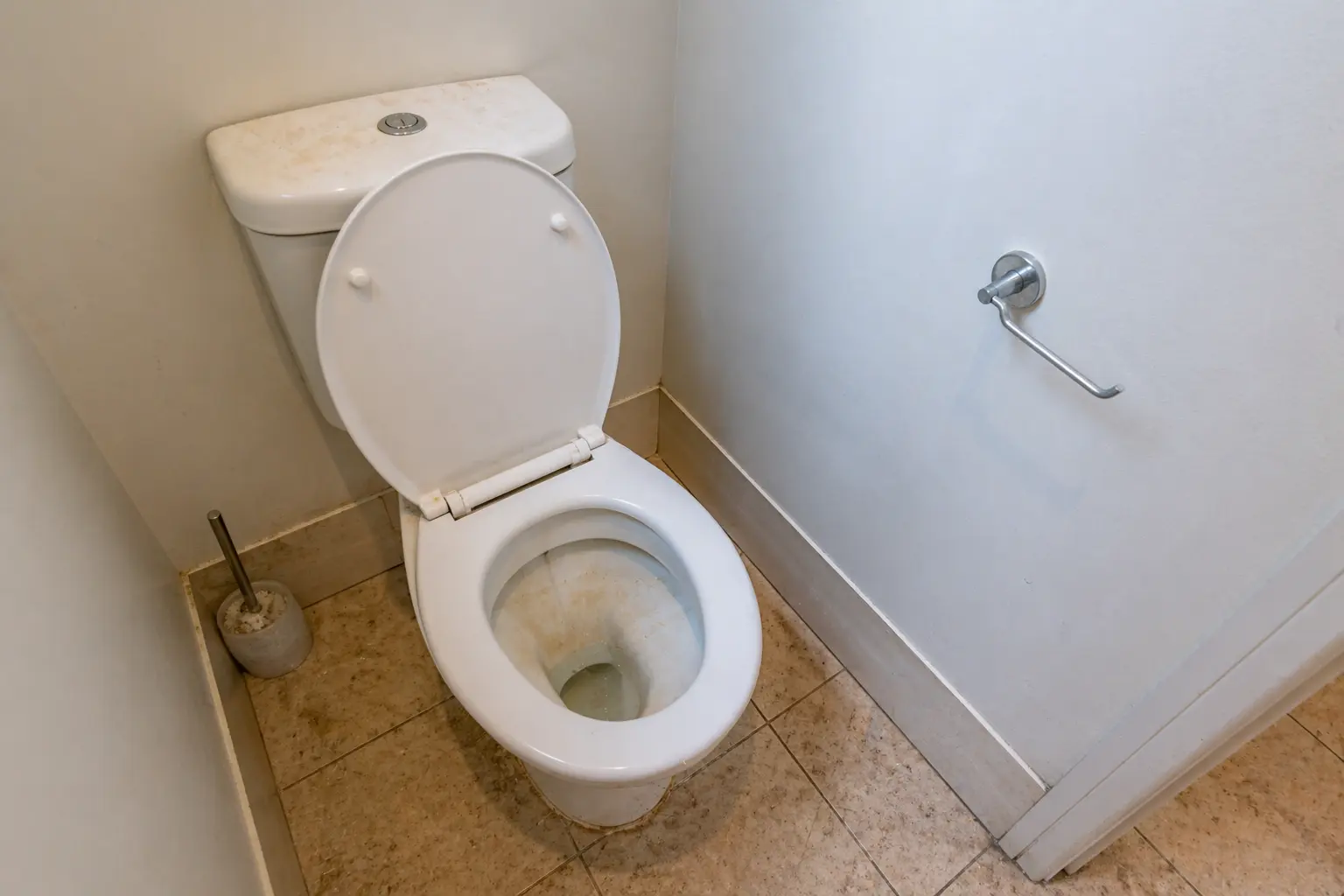 Bathroom before cleaning